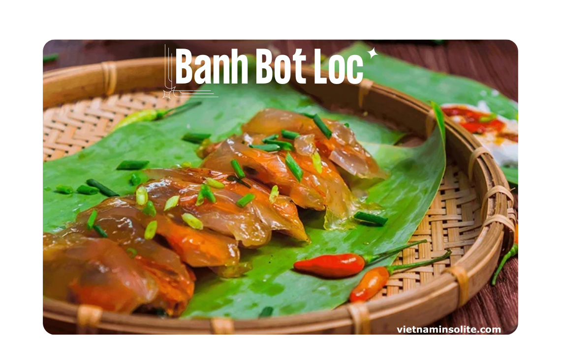  Le bánh bột lọc est une délicatesse vietnamienne faite de pâte de tapioca translucide. Servi en entrée ou en encas, il est garni de crevettes et de poitrine de porc, agrémenté d'échalotes frites, et accompagné d'une sauce de poisson.