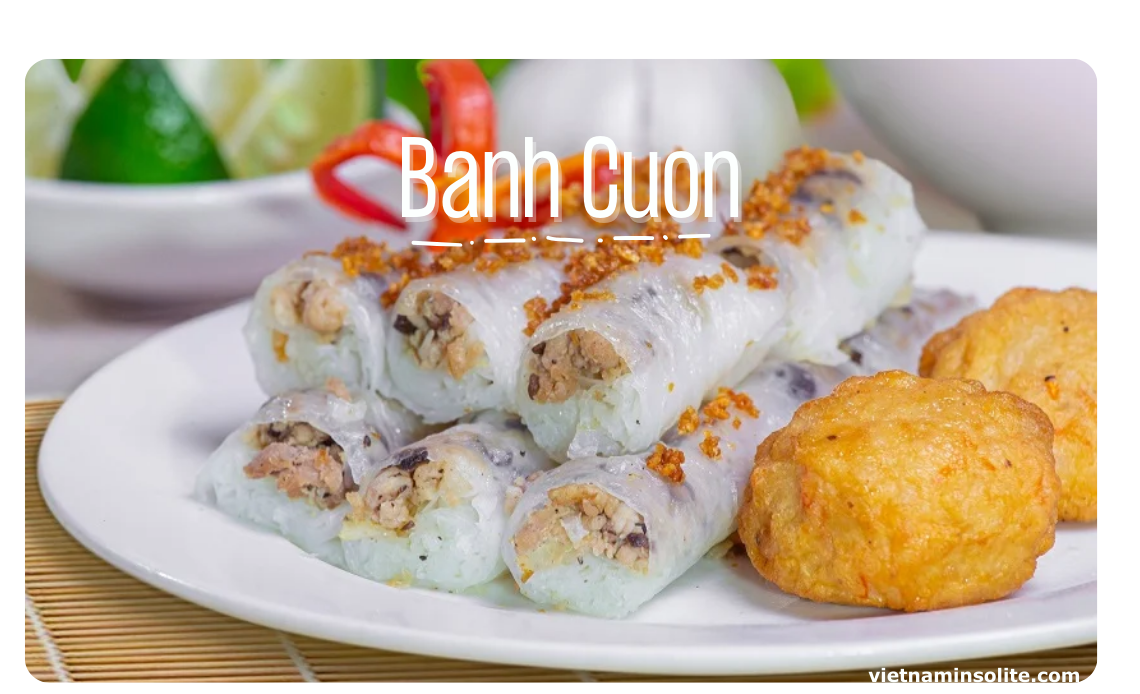 Le bánh cuốn est composé d'une fine et large feuille de pâte de riz remplie d'un mélange de porc haché cuit et assaisonné, de champignons oreilles de bois hachés et d'échalotes hachées.