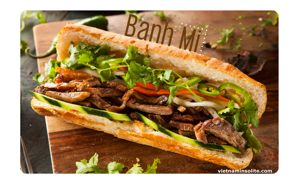 Le Banh Mi est un type de baguette courte avec une croûte fine et croustillante et une texture moelleuse et spongieuse. Le banh mi est généralement coupé dans le sens de la longueur et rempli de viande et d'ingrédients salés comme le porc, le poulet, le pâté.