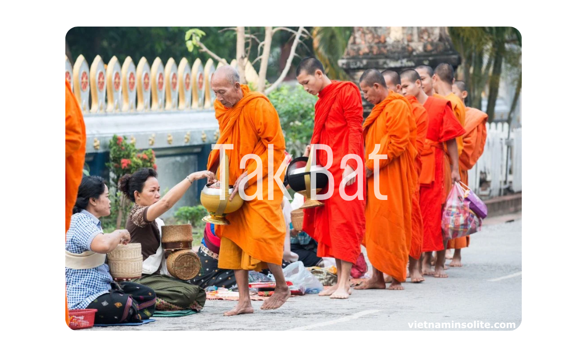 Le Tak Bat est une tradition ancienne de la culture bouddhiste du Laos, qui a lieu tous les jours au lever du soleil. Chaque matin, des centaines de moines parcourent les rues des villes et villages pour recueillir des offrandes de nourriture auprès des habitants locaux.