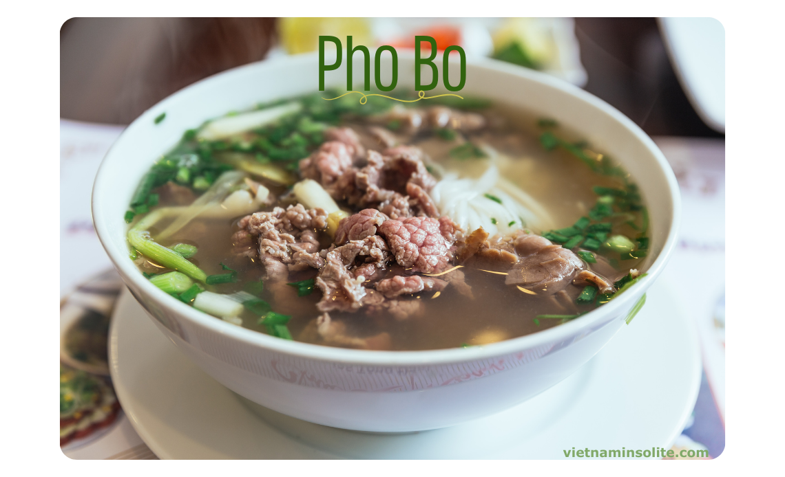 Le Pho est un plat de soupe vietnamien composé de bouillon de bœuf, de nouilles de riz (bánh phở), d'herbes et de viande (généralement du bœuf (phở bò)), parfois du poulet (phở gà).