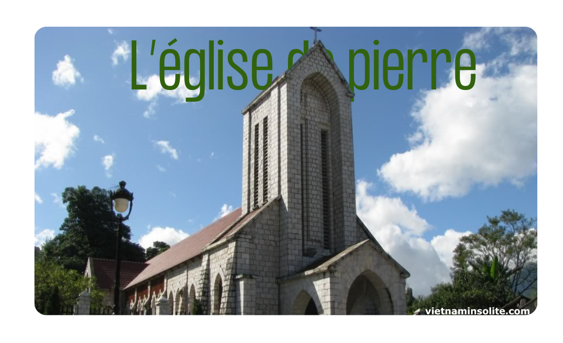 Située au cœur de la ville de Sapa, l'église en pierre de Sapa a été construite en 1895 et est considérée comme le vestige architectural ancien le plus intact de l'époque française. L'église a été restaurée et préservée, devenant un lieu incontournable lorsqu'on évoque la ville de Sapa.