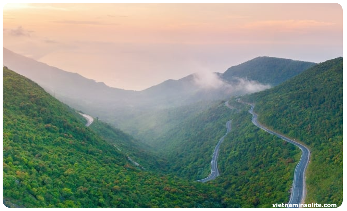 Situé sur toute la longueur de la montagne Hai Van, le col de Hai Van constitue la frontière entre les deux provinces : Thua Thien Hue et Da Nang.