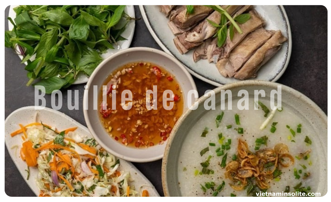 Le bun mam nem est un plat composé de vermicelles de riz accompagnés de poitrine de porc rôtie, d'oreilles de porc croustillantes bouillies, de bœuf séché, d'herbes fraîches et de cacahuètes grillées