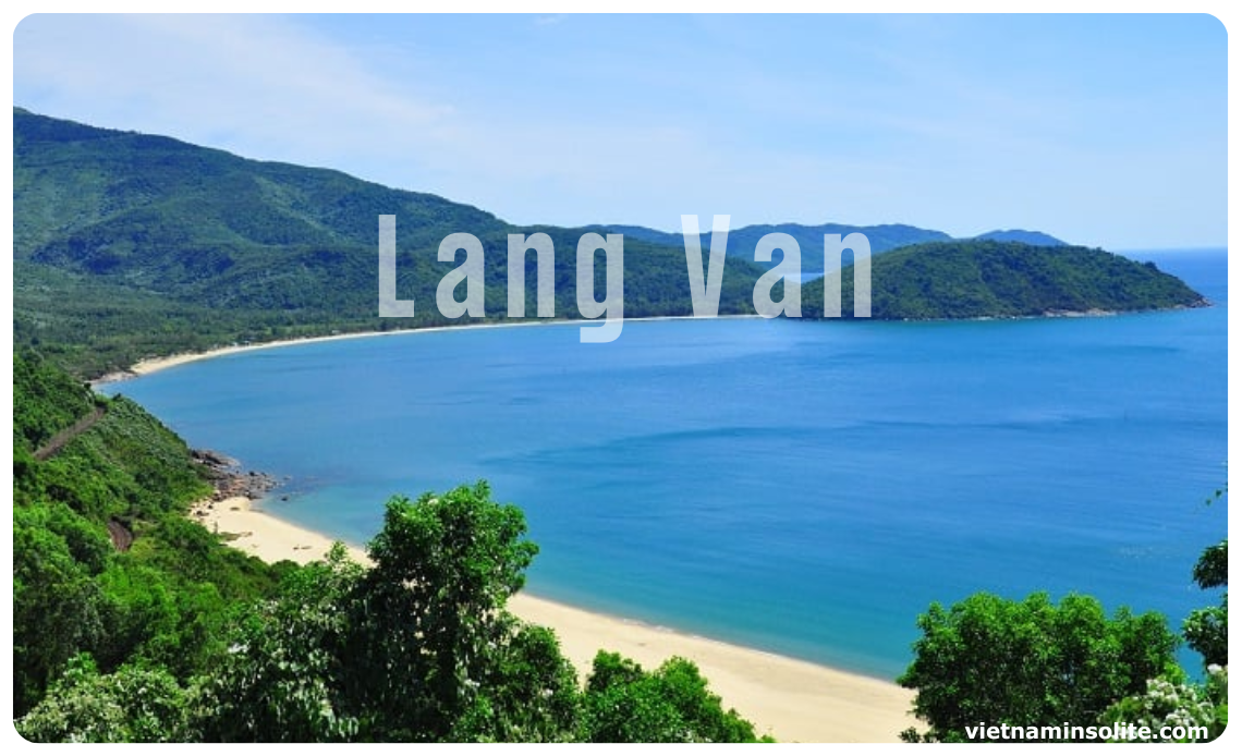 Nichée au pied du majestueux col de Hai Van, la plage de Lang Van est l'une des perles rares et les plus belles de la région de Da Nang, offrant une connexion authentique avec la nature préservée