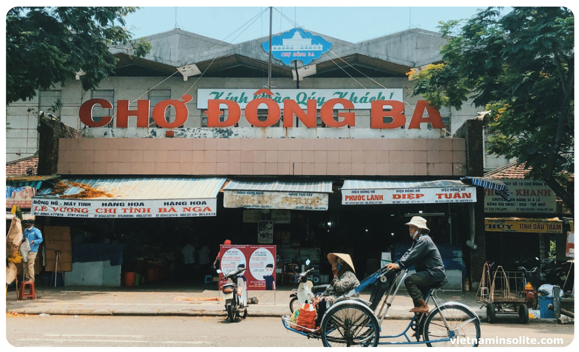 Le Marché de Dong Ba, le plus grand marché du centre du Vietnam, est un lieu incontournable pour s'immerger dans la vie quotidienne des habitants de Hué.