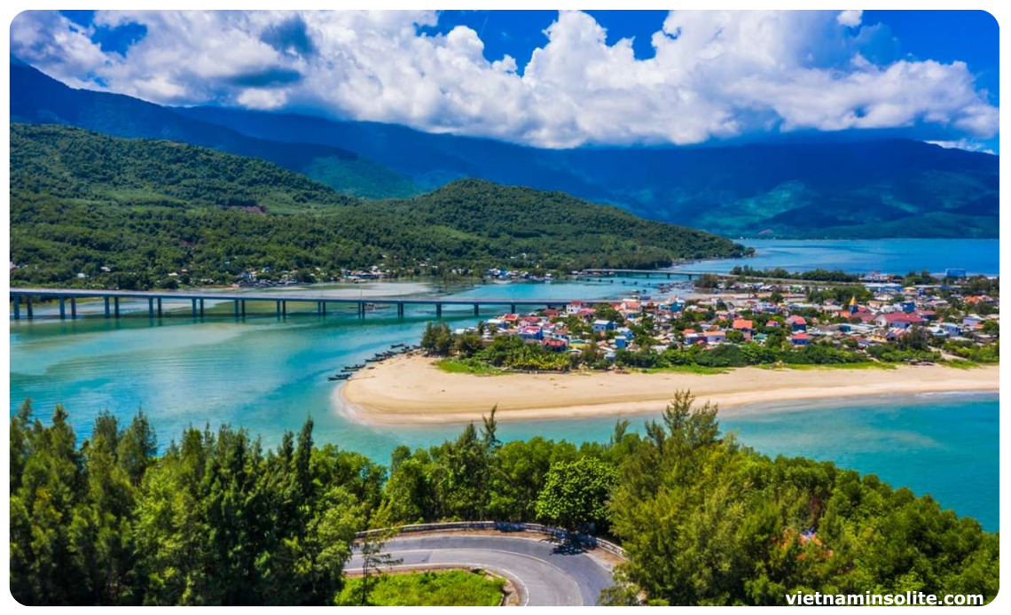 La plage de Lang Co, l'une des plus belles plages du Vietnam, se situe à seulement 60 km de Hué. Cette plage spectaculaire s'étend sur 10 kilomètres et est bordée de palmiers et d'une eau claire, offrant un cadre idyllique pour se détendre.