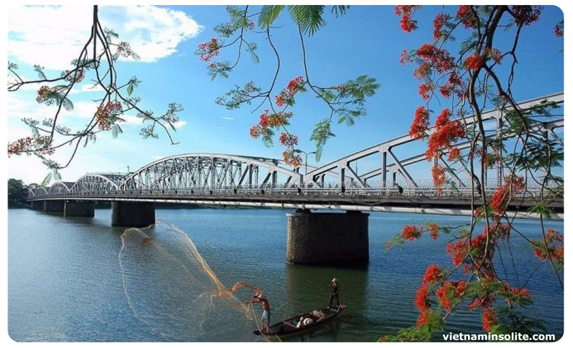 Le pont Trang Tien ou pont Truong Tien est le premier pont construit pour traverser la rivière des Parfums. Un côté du pont appartient au quartier de Phu Hoi et l'autre appartient au quartier de Phu Hoa.