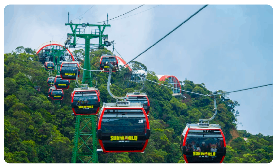 Construit par la première société de téléphérique au monde, Doppelmayr (Autriche), le téléphérique de Ba Na Hills transporte les visiteurs du pied de la montagne jusqu'au sommet, offrant une expérience inoubliable