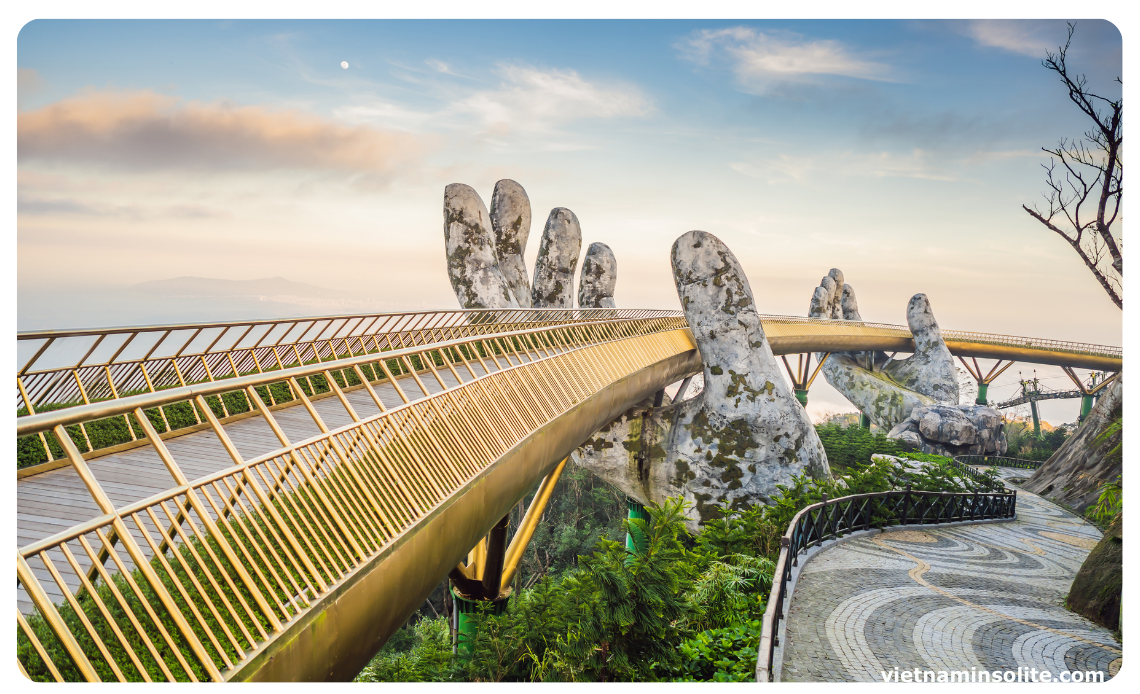 L'attraction la plus emblématique de Ba Na Hills est sans aucun doute le Pont d'Or (Golden Bridge), soutenu par d'immenses mains de pierre