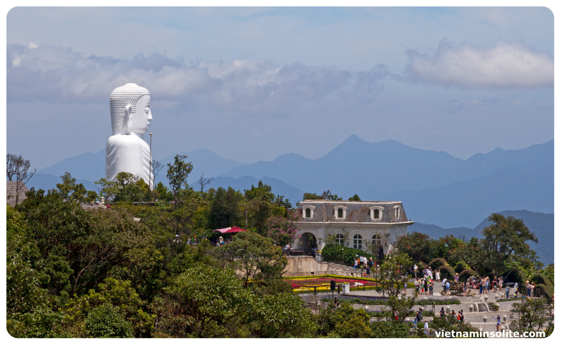 La pagode Linh Ung, perchée à 1 500 mètres d’altitude, offre une vue imprenable sur les collines verdoyantes de Ba Na Hills. Cette pagode est un lieu de sérénité, contrastant avec l'agitation du parc en contrebas.