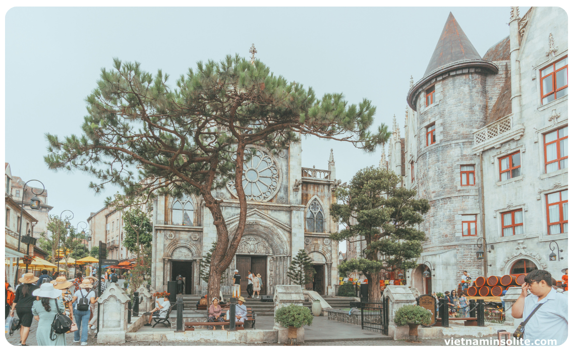 Le Village français au sommet de Ba Na Hills est un lieu incontournable pour les amateurs de photographie. Inspiré par l'architecture médiévale européenne, ce village recrée l'ambiance d'une ville française authentique avec sa place centrale, ses charmants cafés, sa cathédrale majestueuse, et sa fontaine pittoresque.