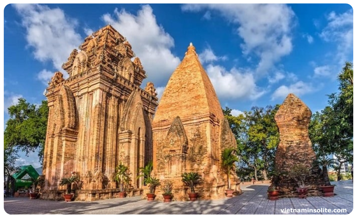 La tour Po Nagar est un temple Champa situé au sommet d'une petite colline à environ 10-12 mètres au-dessus du niveau de la mer, à l'embouchure de la rivière Cai (rivière Nha Trang) à Nha Trang. C'est l'héritage restant de l'ancien empire Champa.