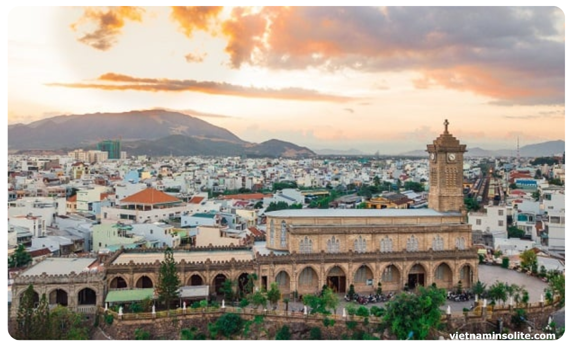 L'église de 92 ans se distingue toujours sur la rue Thai Nguyen dans le centre-ville malgré les ravages du temps. La caractéristique la plus impressionnante de l'église en pierre de Nha Trang est l'architecture gothique de style français. 