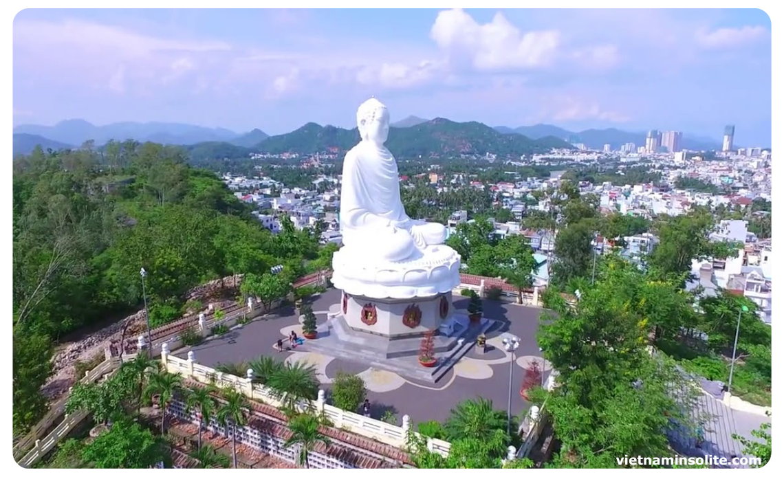 Son imposante statue de Bouddha blanc, haute de 24 mètres, est la plus grande statue de Bouddha en plein air au Vietnam, ajoutant un attrait unique à ce lieu sacré