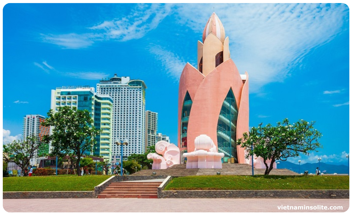 Avec sa palette de couleurs dominée par des nuances d'orange et de rose et son architecture inspirée des fleurs de lotus, la tour Tram Huong est devenue un monument emblématique de Nha Trang