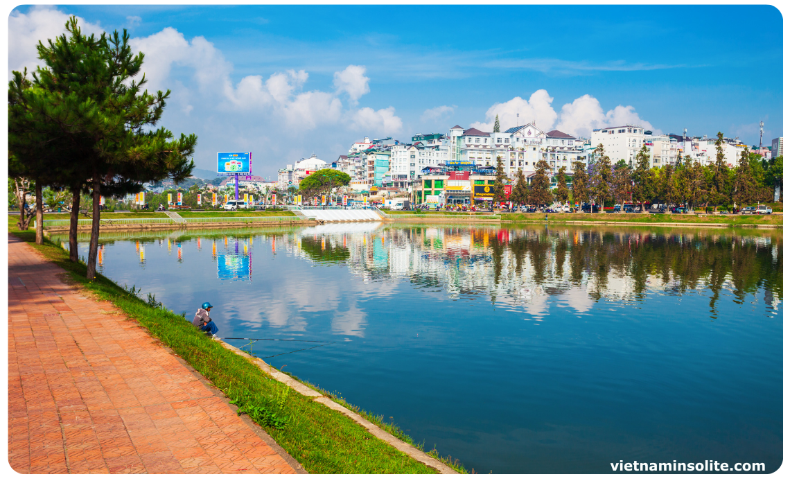 Situé au cœur de Dalat, au Vietnam, le lac Xuan Huong est une destination incontournable pour ceux en quête de calme et de beauté naturelle