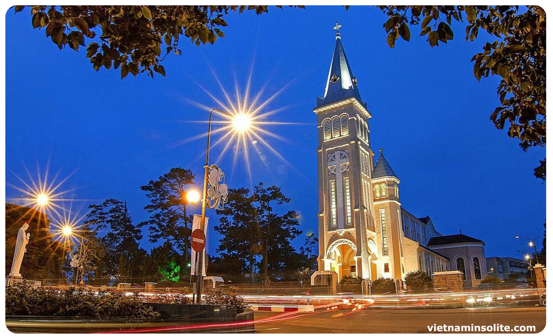 La cathédrale de Dalat, aussi appelée « Église du Coq » en raison du coq en métal qui orne son clocher, est un chef-d'œuvre d'architecture coloniale française situé au cœur de Dalat, au Vietnam.