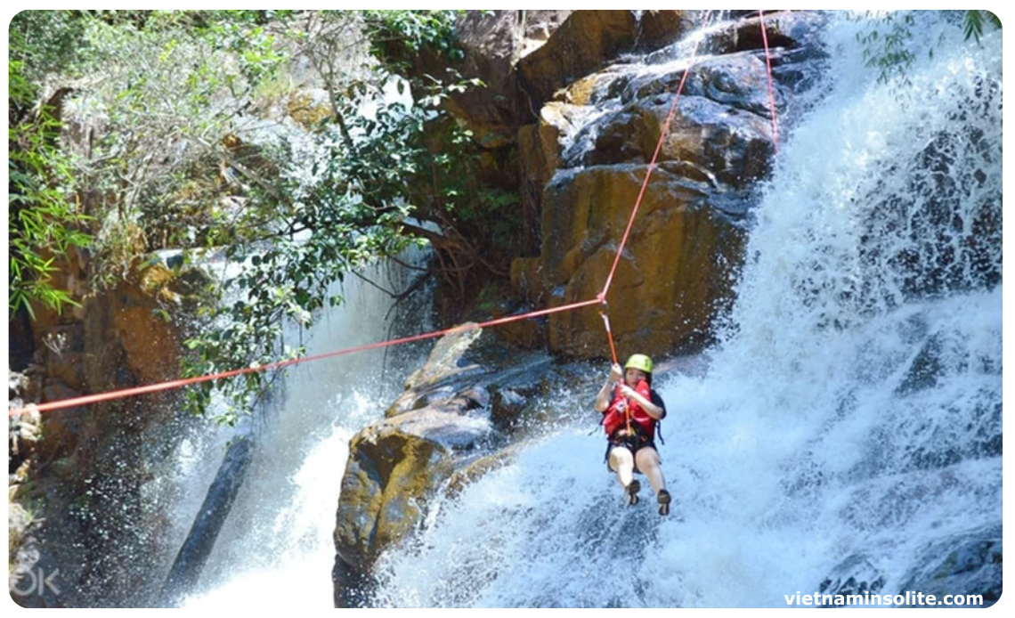 La cascade de Datanla, située au milieu du col de Prenn, à quelques kilomètres du centre de Dalat, au Vietnam, s'élève à plus de 20 mètres de hauteur et est une destination incontournable pour les amateurs d'aventure et de plein air.