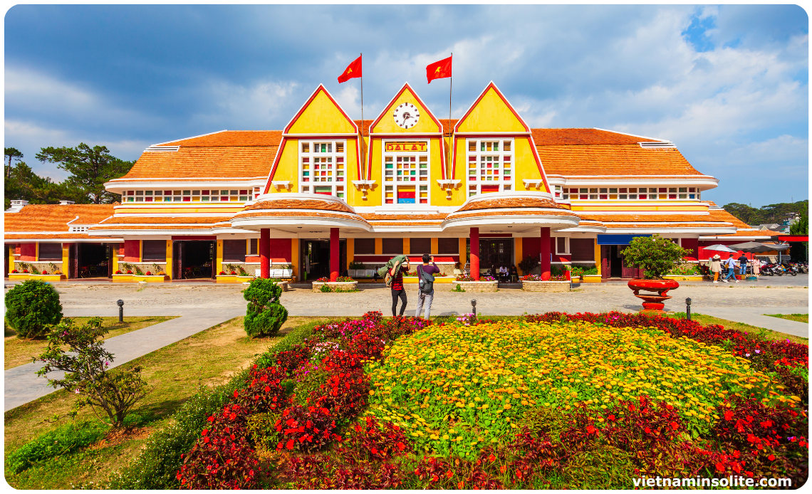 La Gare de Dalat est un monument emblématique qui reflète l'histoire coloniale de Dalat. Construite dans les années 1930, cette gare combine de manière unique l'architecture française et le style Art déco, attirant ainsi les amateurs d'histoire et de design. 