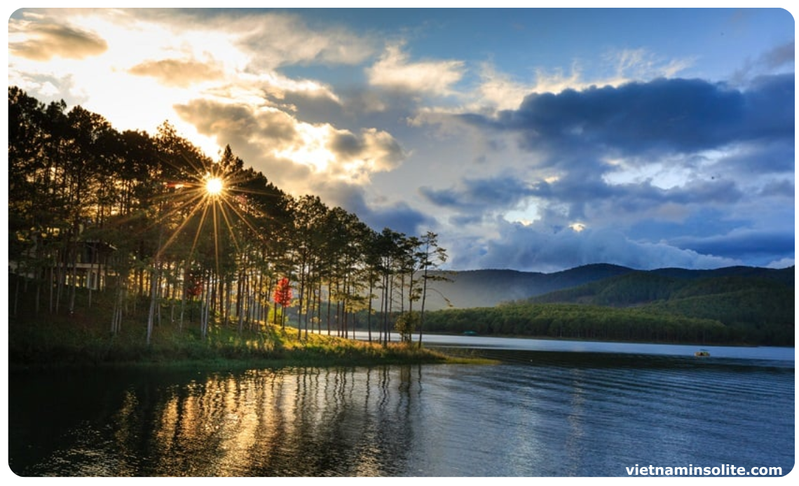 Le Lac Tuyen Lam est le plus grand lac artificiel de Da Lat, niché au cœur d'une splendide forêt de pins. Cet espace préservé est devenu un lieu de prédilection pour le camping, les activités de loisirs et la détente