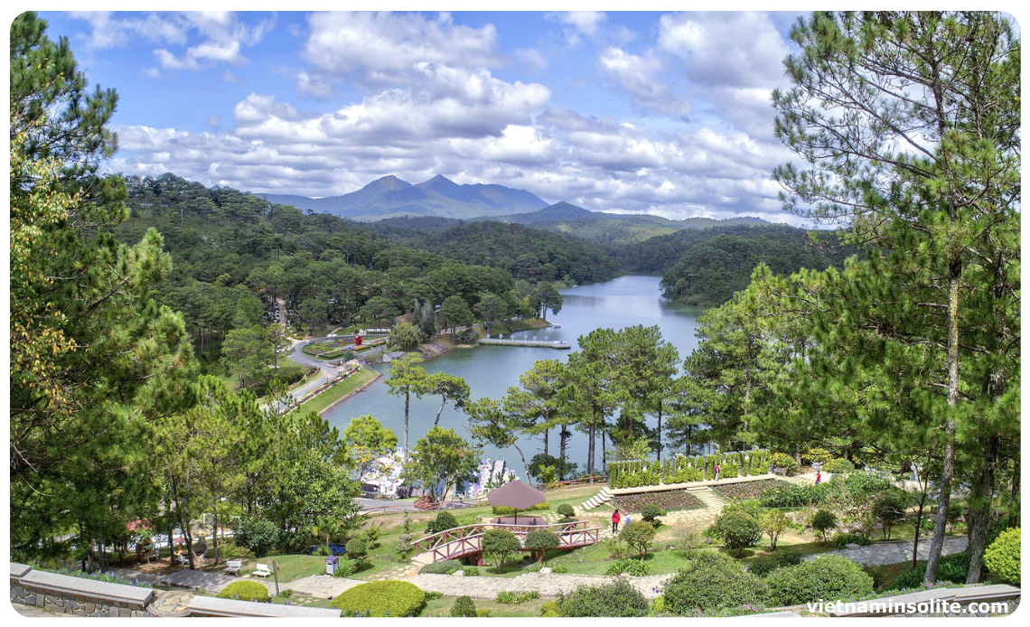 La Vallée de l'Amour est un havre de paix entouré de collines pittoresques, avec un lac tranquille, des jardins luxuriants et des sentiers de randonnée offrant des vues spectaculaires sur les environs.