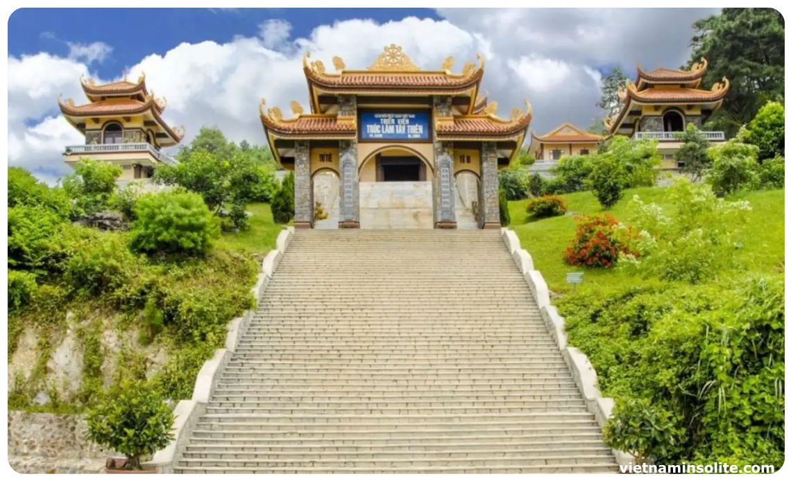 Le Monastère Zen de Truc Lam est un temple bouddhiste splendide niché au cœur d'une forêt de pins sereine. Ce lieu de culte se distingue par son architecture exquise, ses vues panoramiques et son ambiance paisible, offrant un cadre parfait pour la méditation et le rajeunissement.