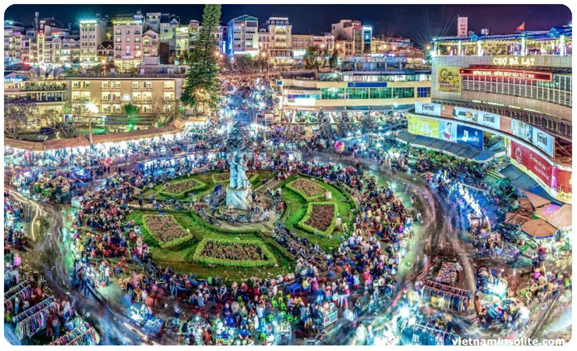 Visiter le Marché Nocturne de Dalat est une activité incontournable lors de votre séjour à Dalat, au Vietnam. Ouvert de 18 heures à minuit, ce marché offre une large gamme de produits locaux, incluant des vêtements, des accessoires, de l'artisanat et des souvenirs.