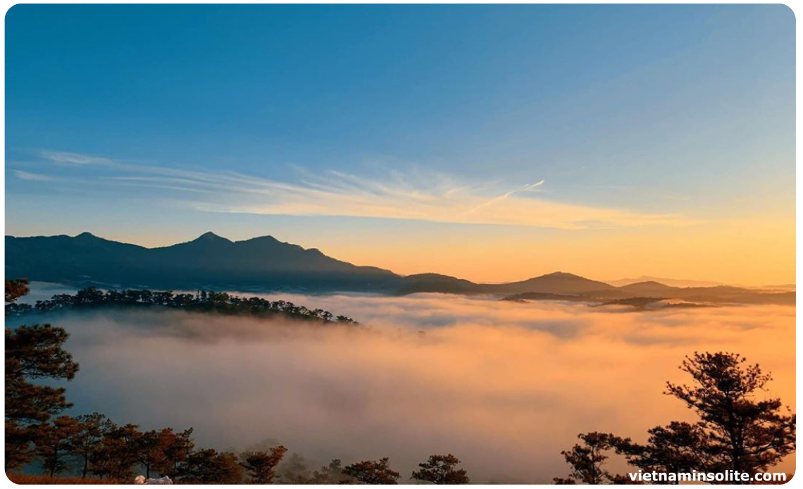 Si l'on évoque les magnifiques sites de chasse aux nuages ​​et d'observation du coucher de soleil à Da Lat, la colline de Da Phu est un endroit incontournable