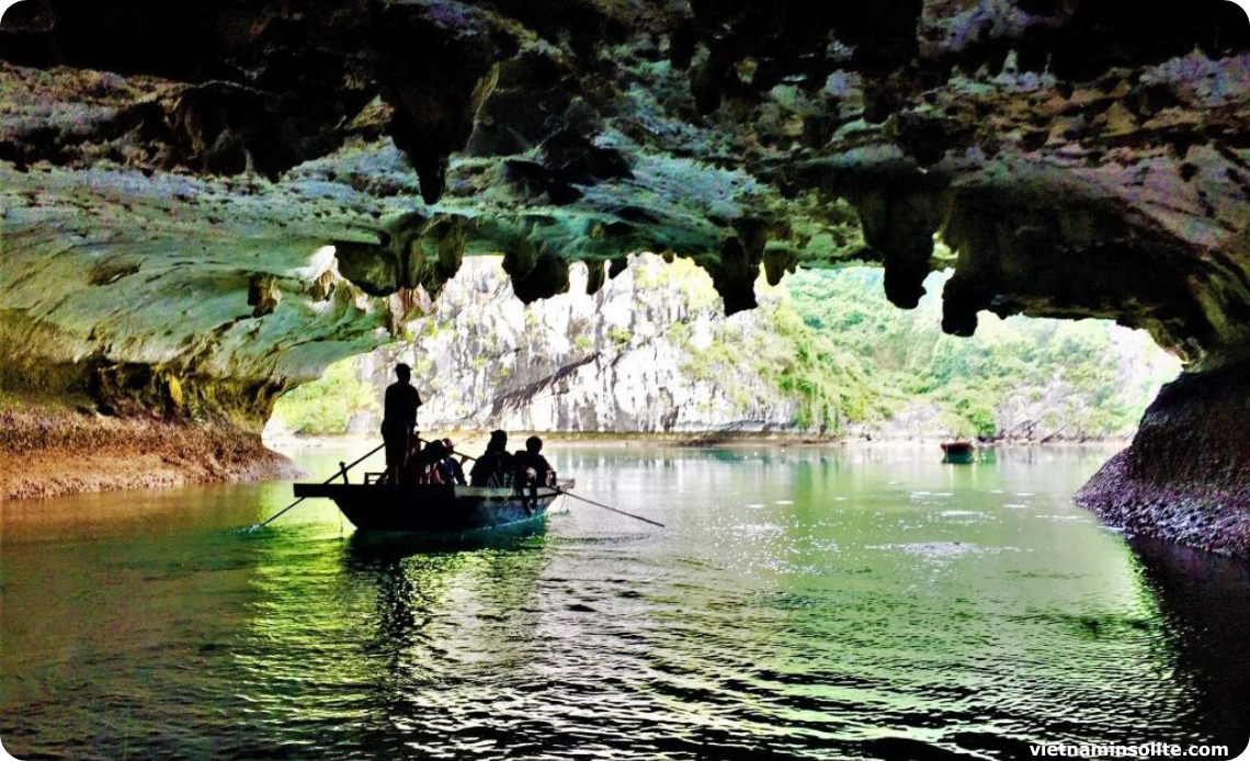 La grotte sombre et lumineuse