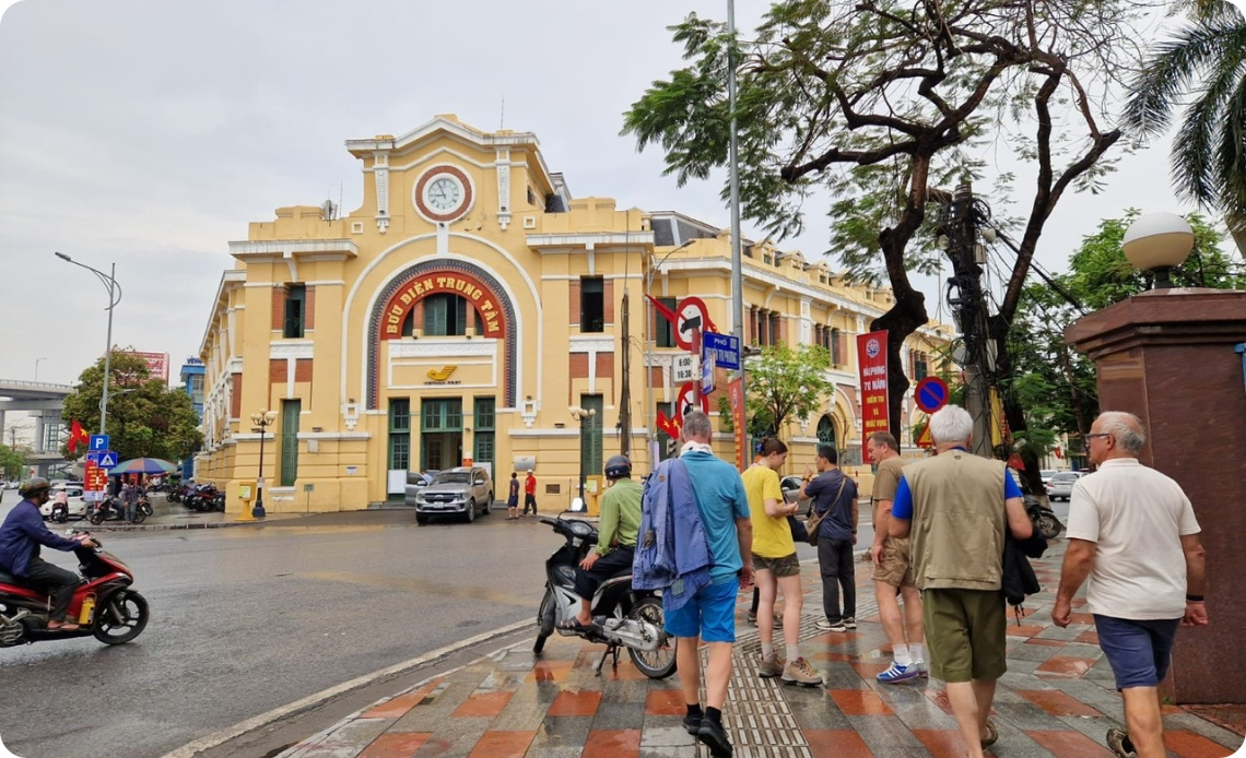 Nos clients visitent le bureau de poste de Hai Phong