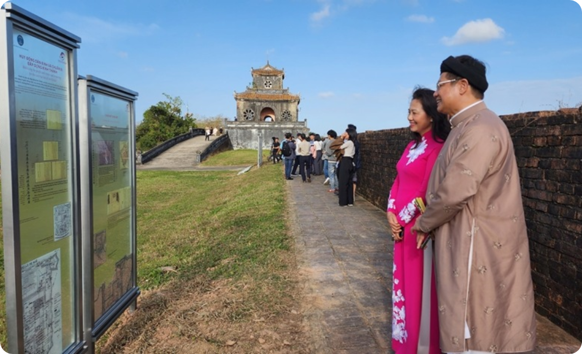 Les visiteurs visitent l'exposition dans la citadelle de Hué.