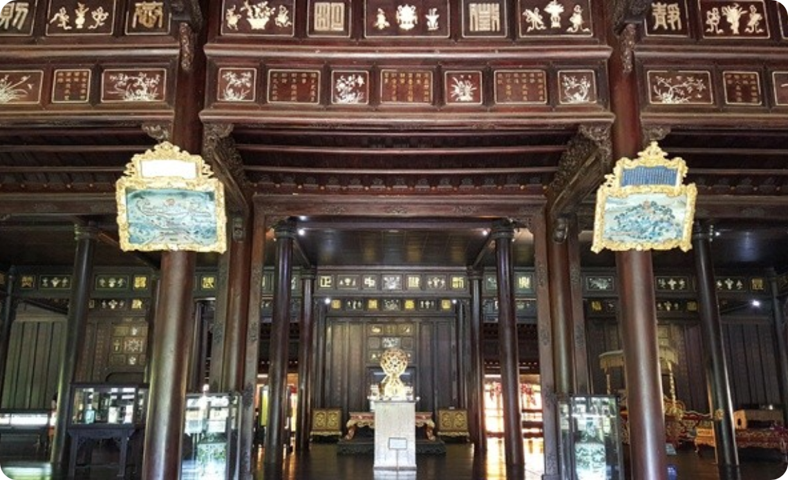 Le musée des antiquités royales de Hué conserve un grand nombre d'antiquités précieuses de la dynastie Nguyen.