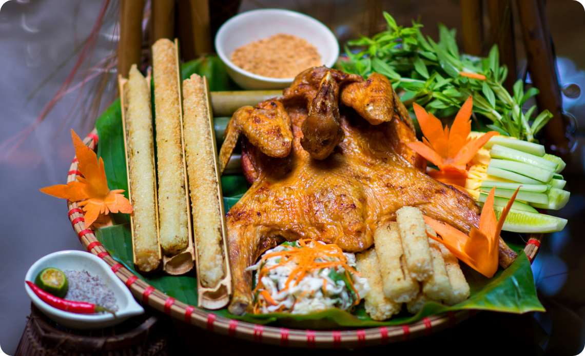 Gà nướng - Cơm lam - Poulet grillé accompagné de riz gluant cuit dans des tubes de bambou.