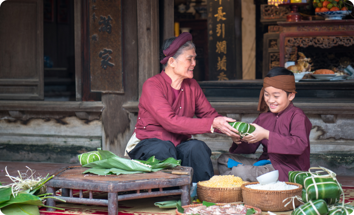 Préparation des gâteaux traditionnels : Bánh Chưng et Bánh Tét