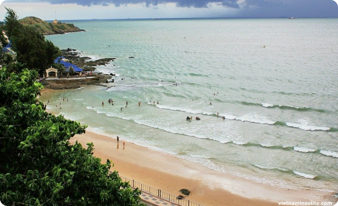 La plage d'ananas est située au sud de Vung Tau, séparée de la ville.